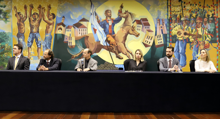 Da esq. p/direita: o professor homenageado Fernando Calazans; o coordenador de pós-graduação da Escola de Contas, Evandro Guerra; conselheiro-substituto Hamilton Coelho; a diretora da Escola de Contas e Capacitação Professor Pedro Aleixo, Silvia Ribeiro de Araújo; o paraninfo da turma, Pedro Henrique Azevedo; e a colaboradora homenageada, Cristina Montenegro. (Foto: Thiago Rios Gomes)